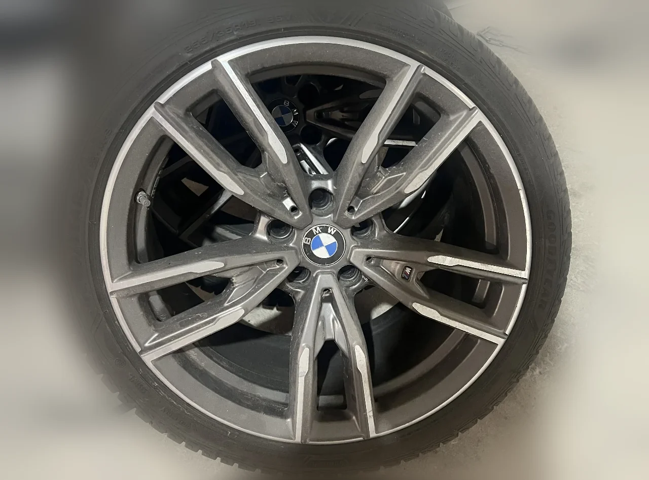 Тот же диск BMW R19 до покраски: пыльный, потёртый, с матовым графитом и алмазной гранью