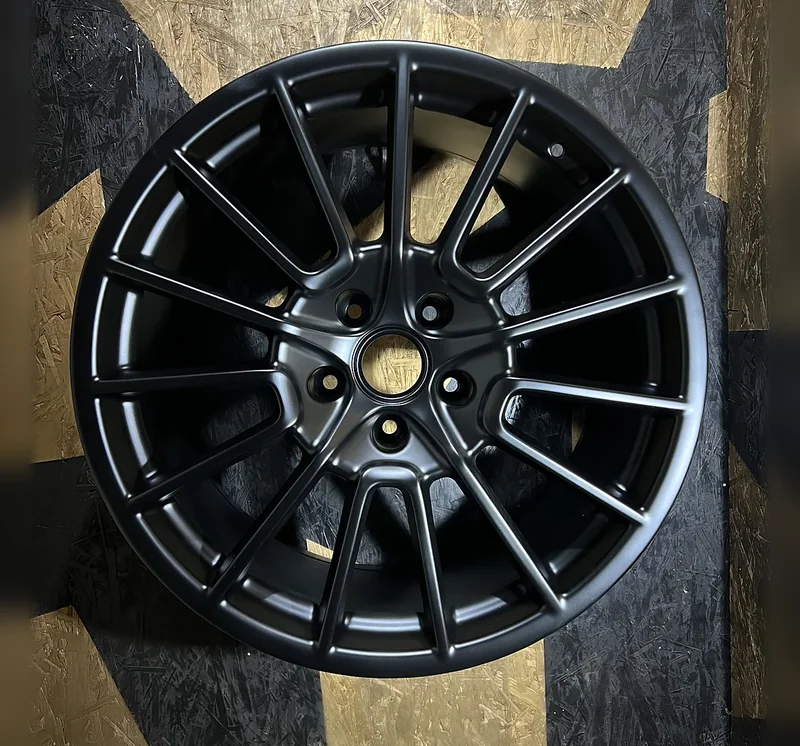 Диск Porsche после порошковой покраски: цвет чёрный матовый, евро с лаком — работа Kalesoff Color