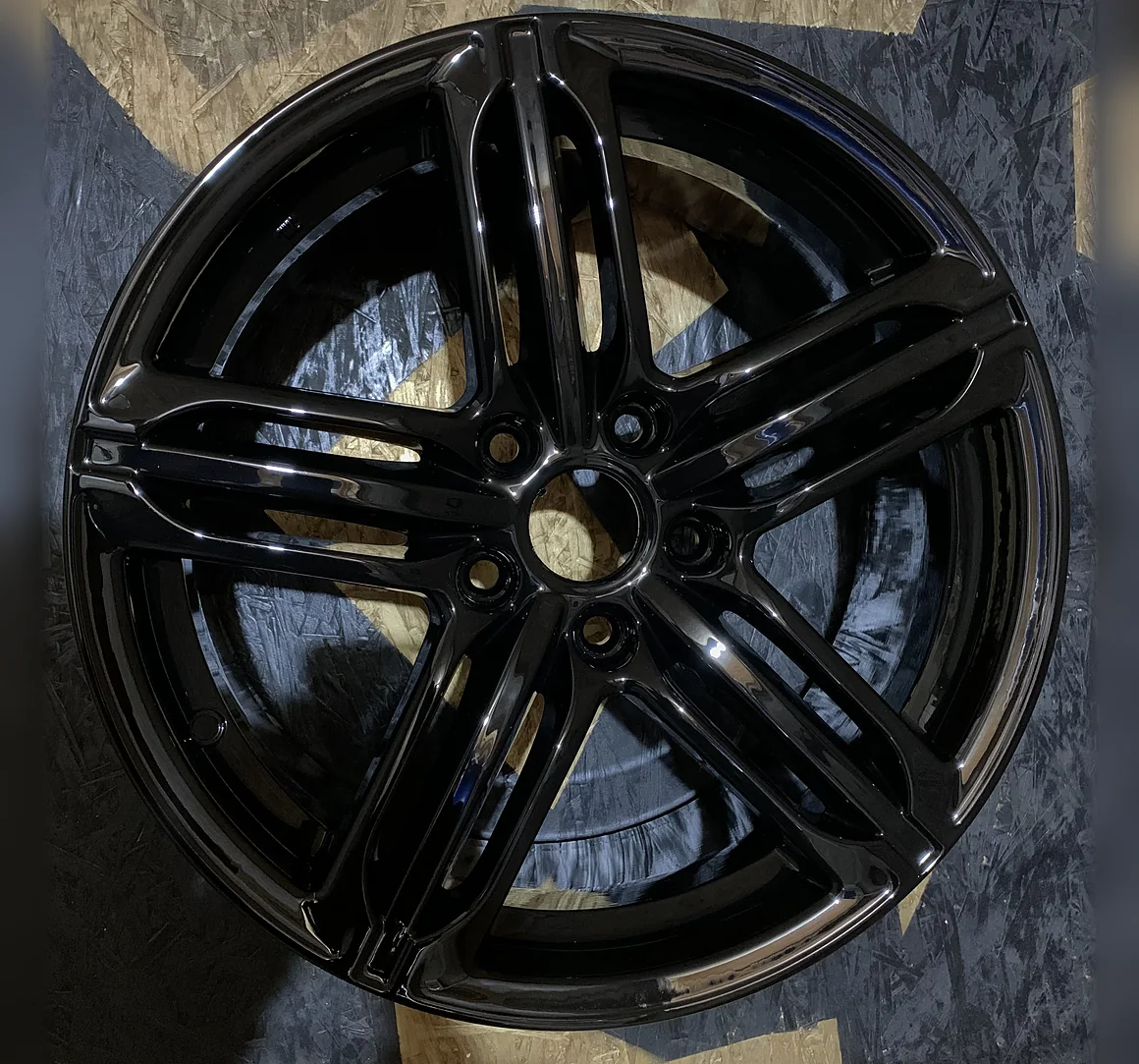 Диск Audi после порошковой покраски: цвет чёрный глянец, евро с лаком — работа Kalesoff Color