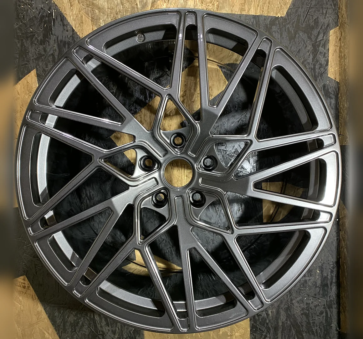 Диск Porsche после порошковой покраски: цвет графит Спайсгрей, евро с лаком — работа Kalesoff Color