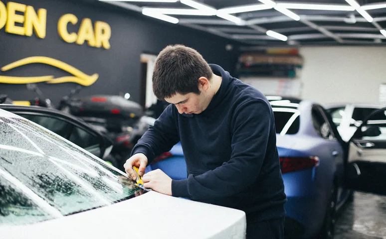 Мастер за работой в цехе Golden Car Detailing, Пенза