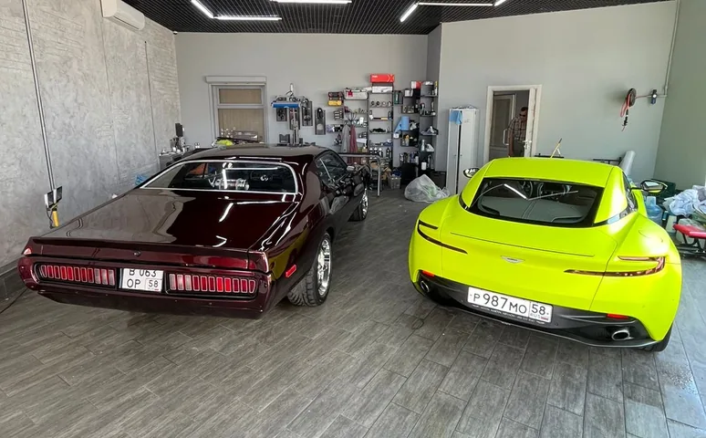 Автомобили в боксе автотехцентра МюнхенАвто, Пенза