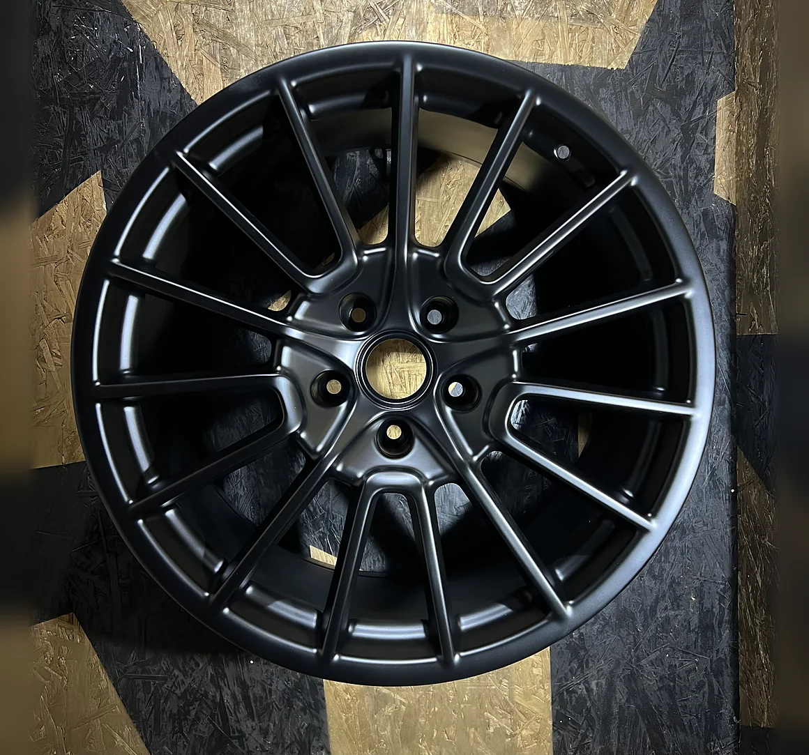 Диск Porsche после порошковой покраски: цвет чёрный матовый, евро с лаком — работа Kalesoff Color