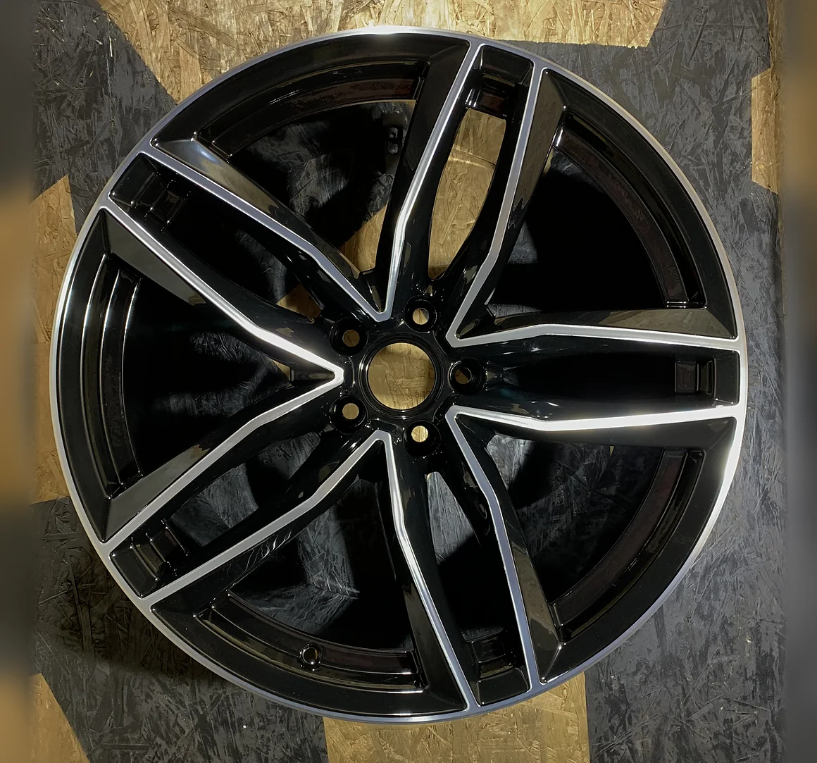 Диск Audi после порошковой покраски: цвет чёрный глянец с алмазной гранью — работа Kalesoff Color