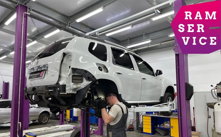 Автомобиль на подъёмнике в цехе автотехцентра RAMSERVICE, Пенза