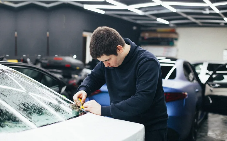 Мастер за работой в цехе Golden Car Detailing, Пенза