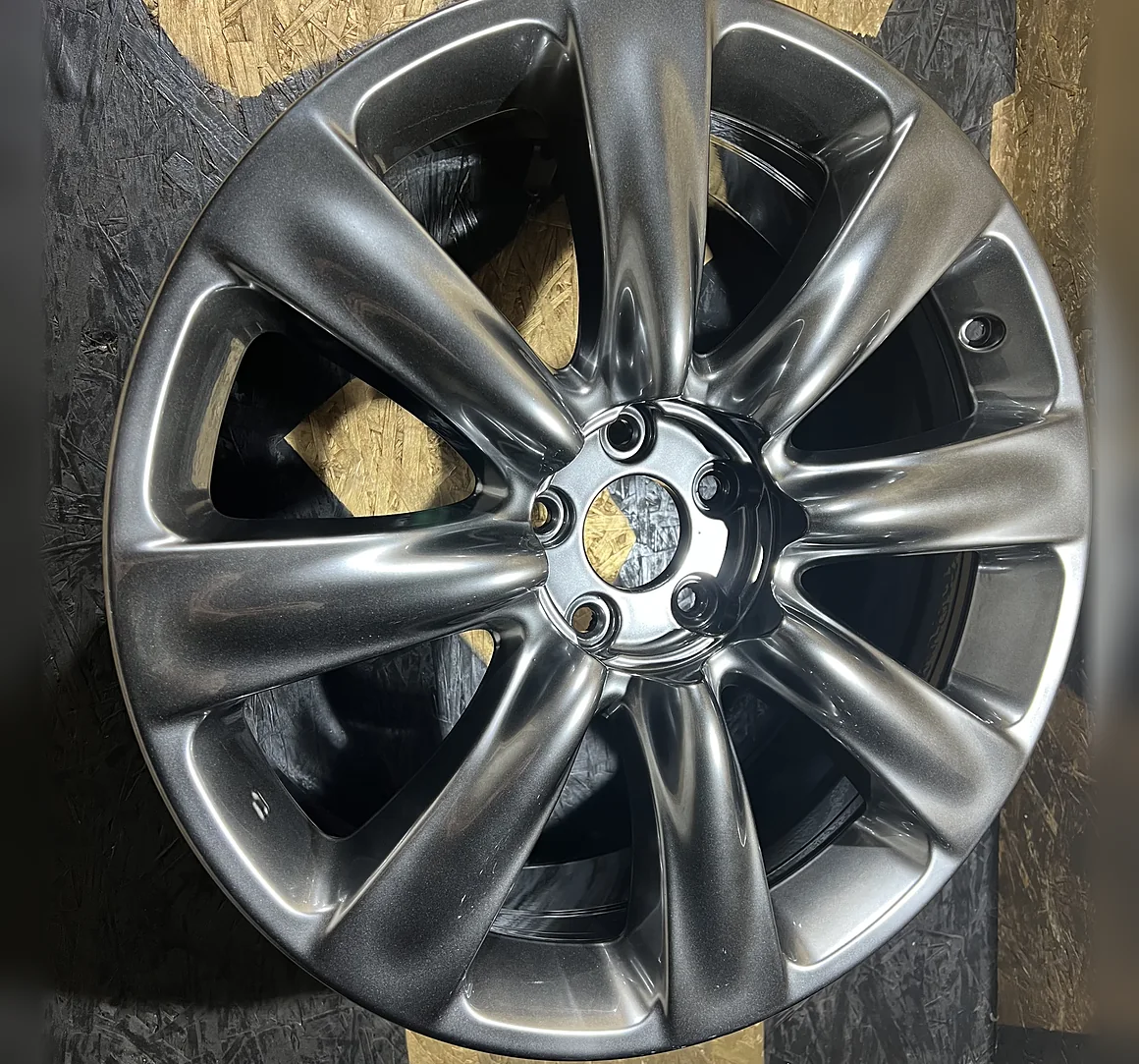 Диск Infiniti после порошковой покраски: цвет бриметалл тёмный — работа Kalesoff Color